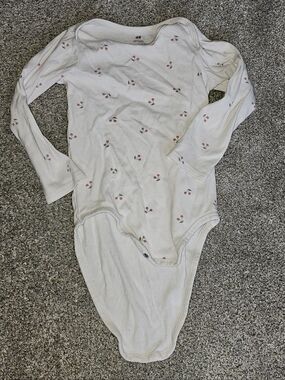 NEW H&M White Long-Sleeve Organic Cotton Cherry Print Bodysuit Size 3-4